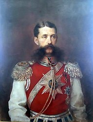 Comandante del Regimiento de la Guardia de Caballeros Nikolai Nikolaevich Shipov Sr.  Representado con un uniforme ceremonial de palacio (una túnica blanca y sobre ella un superchaleco de tela roja) Pintura de F. V. Sychkov, 1895, Museo Estatal del Hermitage.