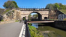 Ponte ferroviária em arco de pedra sobre o rio Skerne em Darlington