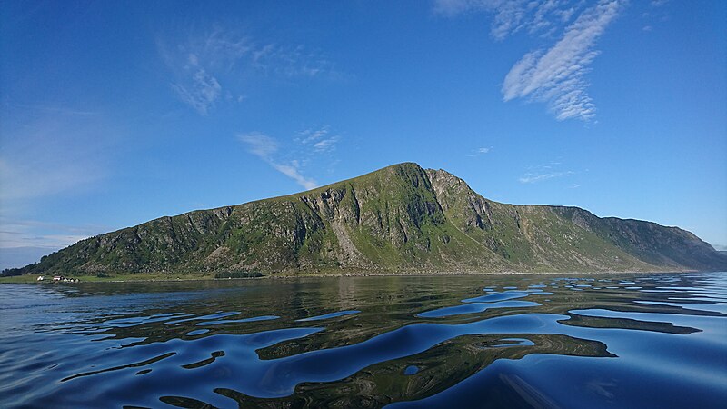 File:Skuløya sett fra nord .jpg