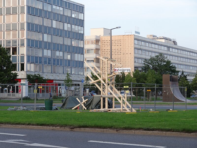 File:Skulptur „AMALIA“ auf der Verkehrsinsel St. Petersburger Straße (383).jpg