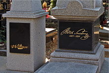 Detail des Grabsteins auf dem Vyšehrader Friedhof