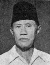 Official portrait of Soekiman, c. 1956. Soekiman Wirjosandjojo, Hasil Rakjat Memilih Tokoh-tokoh Parlemen (Hasil Pemilihan Umum Pertama - 1955) di Republik Indonesia, p192.png