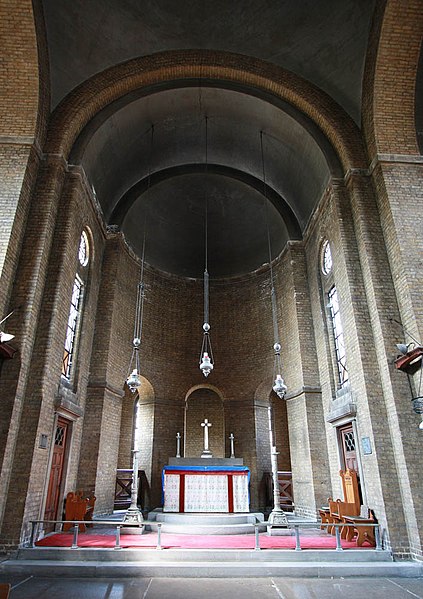 File:St Barnabas, Shacklewell Row, Dalston - Chancel (geograph 2534435).jpg