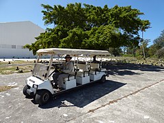 Forlenget golfbil ment som buss på Sand Island, Midway Atoll.