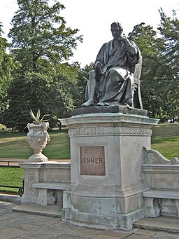 256px-Statue_of_Edward_Jenner_-_geograph.org.uk_-_1452436.jpg