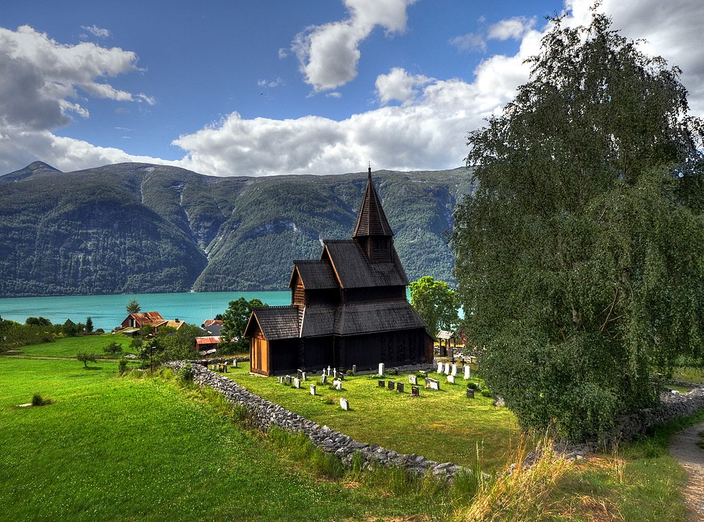 Stabkirche von Urnes. Blick südwärts, im Hintergrund der Sognefjorden, der bei Ornes in den Lustrafjorden übergeht (UNESCO-Weltkulturerbe in Norwegen). Stave church Urnes
