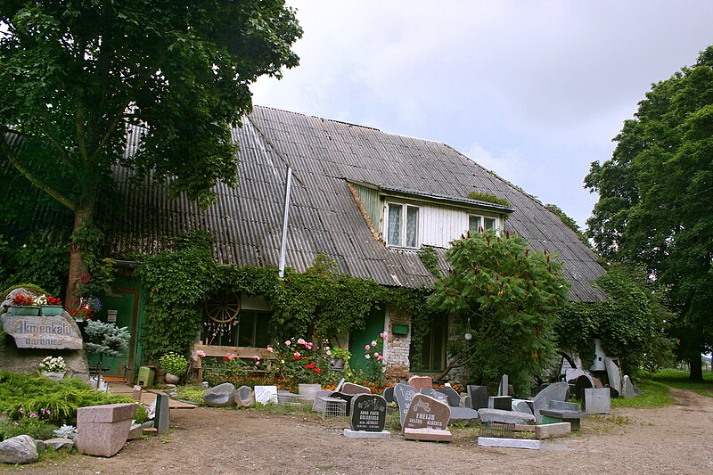 File:Stonecutter's workshop - panoramio.jpg