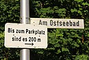 Street sign Am Ostseebad with a sign to the parking lot (Flensburg) .JPG