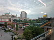 Sunway Lagoon Pedestrian Walkway that connect the BRT station to Sunway Pyramid Mall, Sunway Pyramid Hotel, Sunway Lagoon and Sunway Resort. Sunway Lagoon Pedestrian Walkway outview (220711) 06.jpg