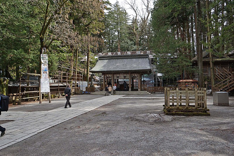 File:Suwa taisha Kamisha Honmiya , 諏訪大社 上社 本宮 - panoramio (33).jpg