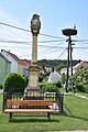 Dreifaltigkeitssäule aus dem Jahr 1905 vor der Kirche