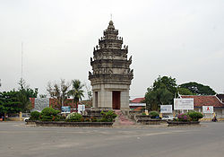 Takeo Independence Monument 4051.jpg