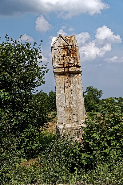 File:Taverners Green road tree chainsaw sculpture Hatfield Broad Oak Essex England 1.jpg