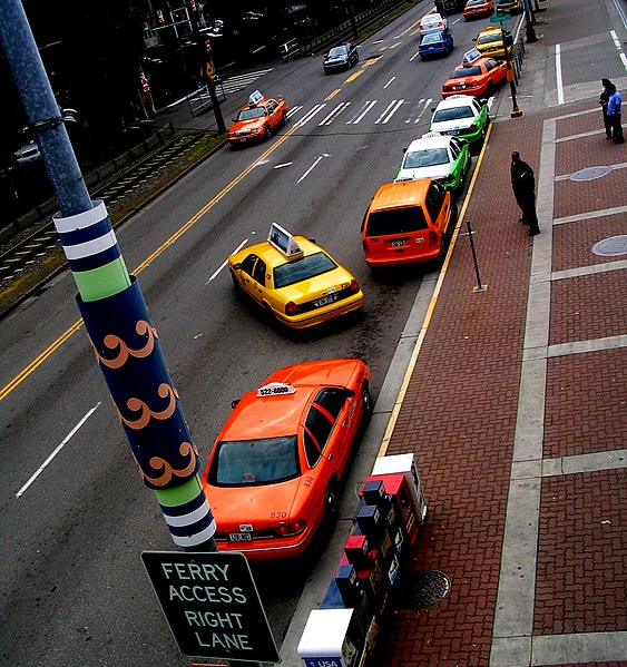 File:Taxis lining up.jpg