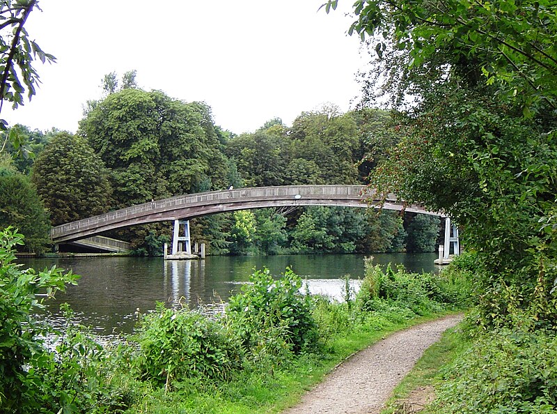 File:TempleFootbridge01.JPG