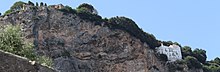 La Rondinaia to the right. At the upper left can be seen the wall and statuary of Terraza Infinito, a panoramic viewpoint, part of the Villa Cimbrone. TerrazaInfinito-LaRondinaia.JPG