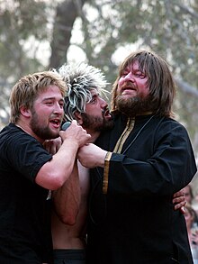 El cantante Ebbot Lundberg (derecha) entre la multitud con dos fans en el Meredith Music Festival, diciembre de 2006