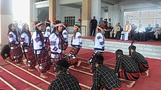 The Vice President, Shri M. Venkaiah Naidu witnessing the traditional Cheraw dance performed by the Students of Mizoram University, in Aizawl, Mizoram.JPG