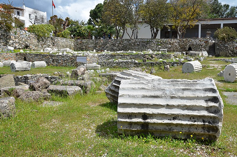 File:The ruins of the Mausoleum of Halicarnassus, constructed for King Mausolus during the mid-4th century BC at Halicarnassus in Caria, Bodrum, Turkey (17331930350).jpg