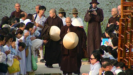 Tập_tin:Thich_Nhat_Hanh_in_Vietnam_2.jpg