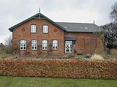 This is a photograph of an architectural monument. - Ehemalige Dorfschule Ahrenlohe - 53°42′31″N 9°44′37″E﻿ / ﻿Hörnweg 7﻿ / 53.708619; 9.743529 - Ansicht von SW - Baujahr: 1882