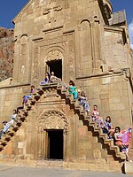 Touristes philippines posant a Noravank (2).jpg