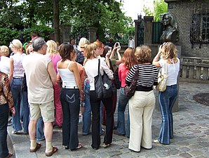 Touristen vor der Büste der Sängerin