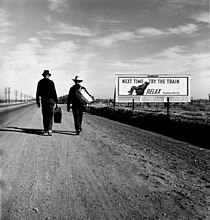 To stykker som går til fots mot Los Angeles, skiltet sier «Neste gang, ta toget og slapp av» 1937.