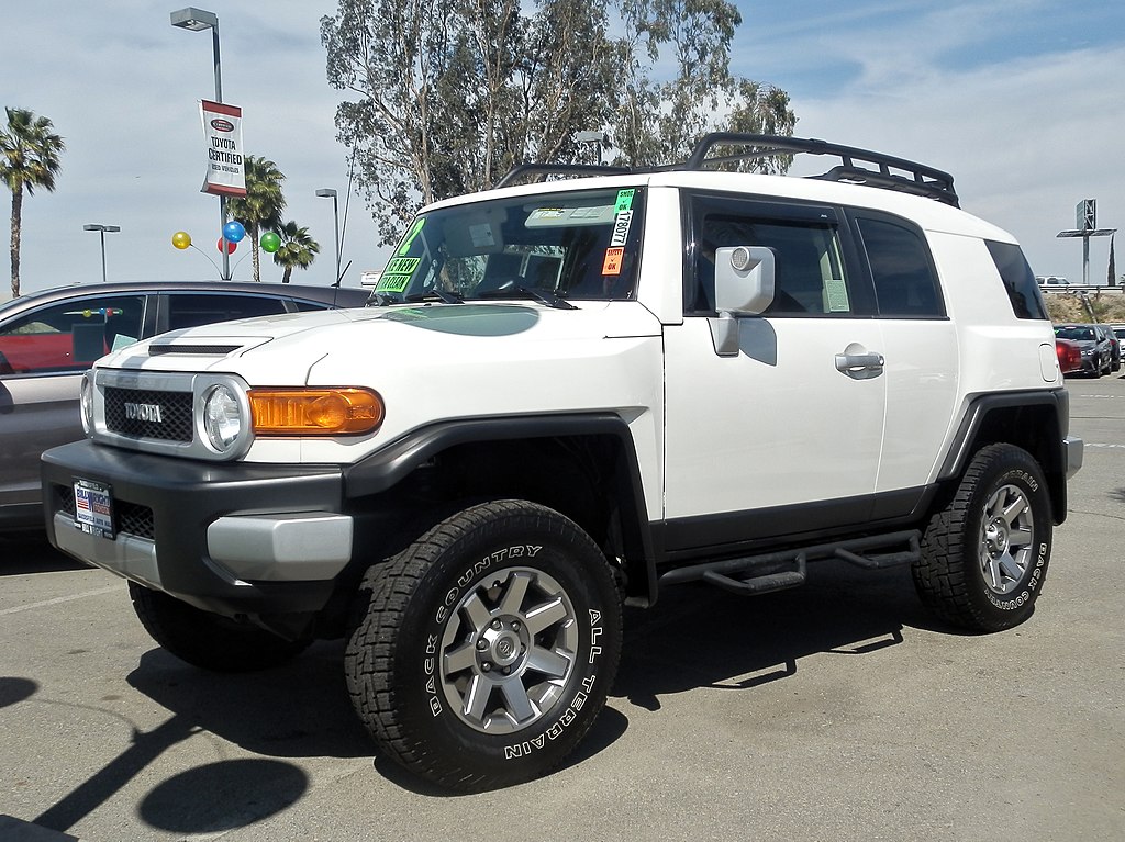 https://upload.wikimedia.org/wikipedia/commons/thumb/b/bc/Toyota_FJ_Cruiser_P4250809.jpg/1024px-Toyota_FJ_Cruiser_P4250809.jpg