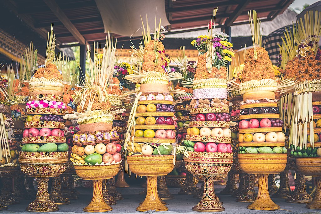 Traditional balinese offerings to Gods with fruits in basket. (44134450975)