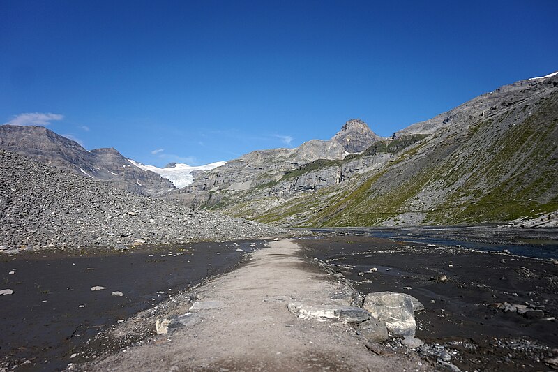 File:Trail in Switzerland 3.jpg