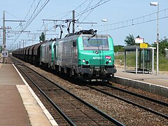 Un train de fret provenant de Dijon en gare de Genlis.