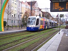 Vue d'une rame du tram-train de Mulhouse arrêtée à la station Porte Haute.