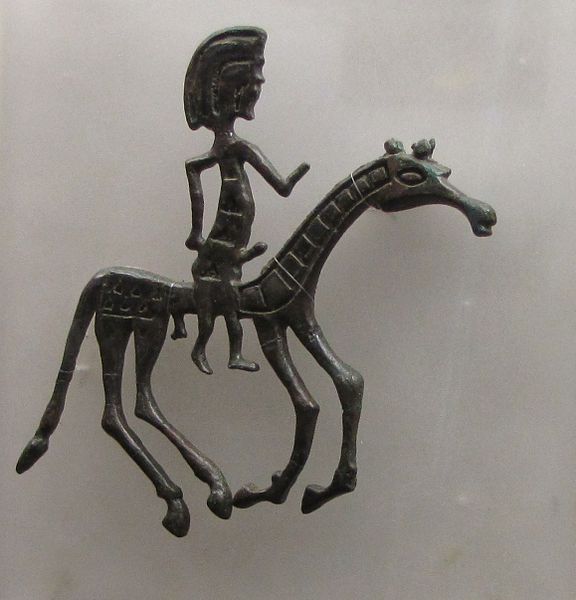 Archivo:Treli horseman. Bronze beltbuckle with inlays 1.jpg