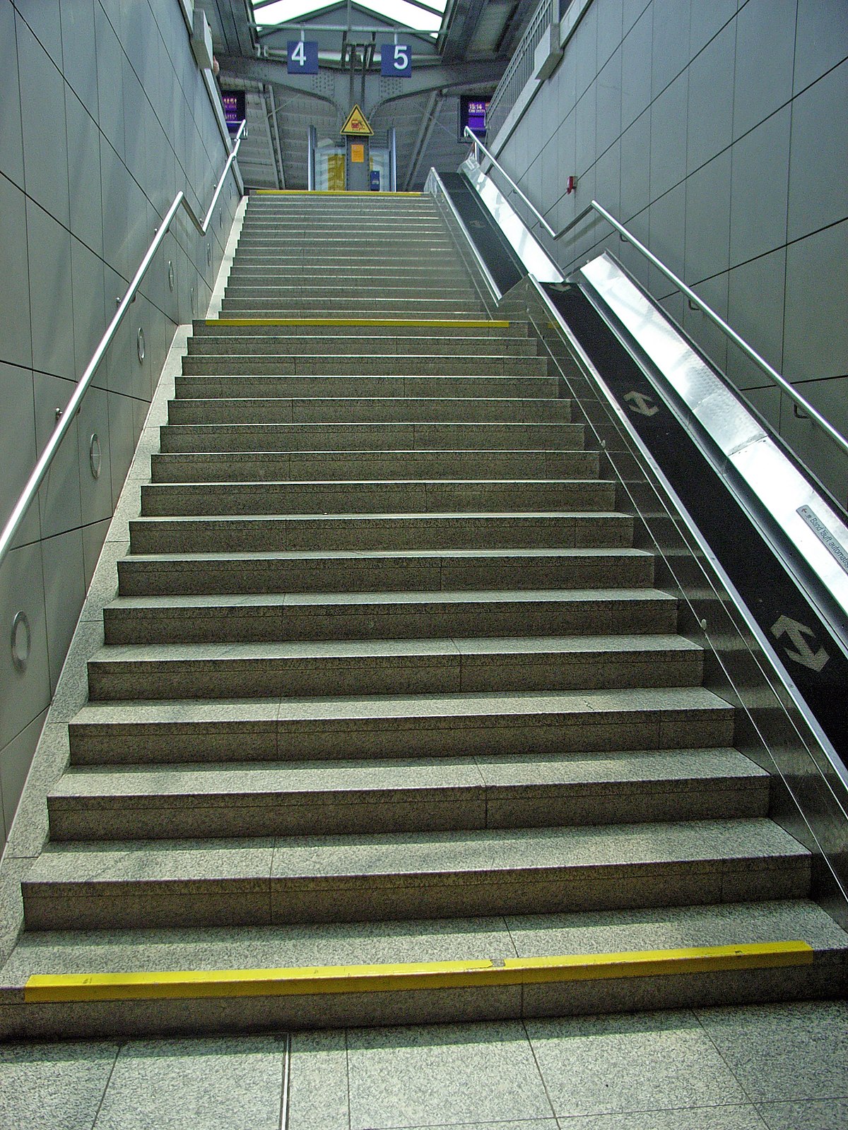 File Treppen Bahnhof Gottingen Jpg Wikimedia Commons