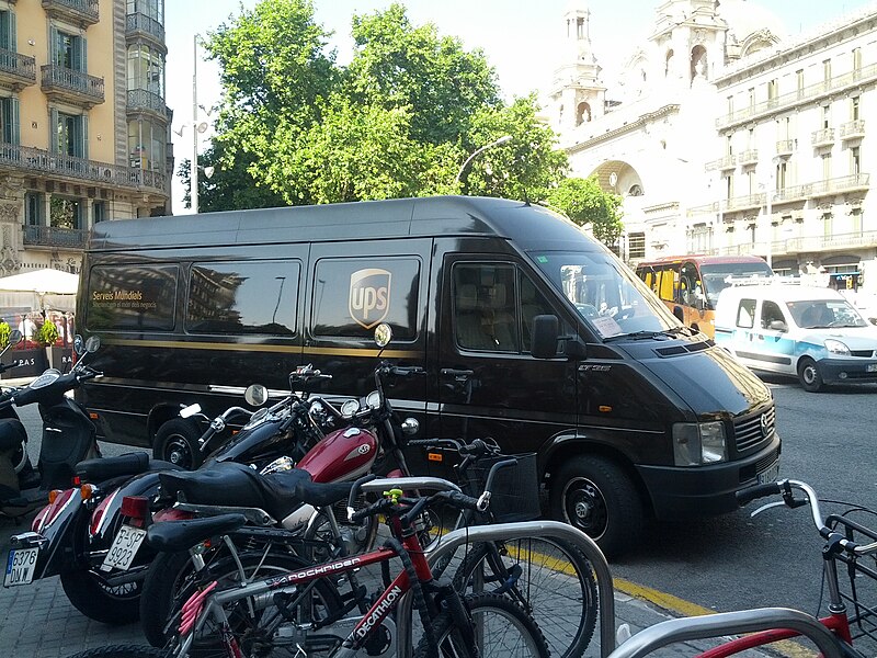 File:UPS van stops in intersection (18169883903).jpg