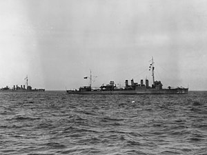 USS La Vallette (DD-315) Prezident harbiy-dengiz kuchlarini ko'rib chiqish paytida, 1927 yil 4-iyun (NH 107437) .jpg
