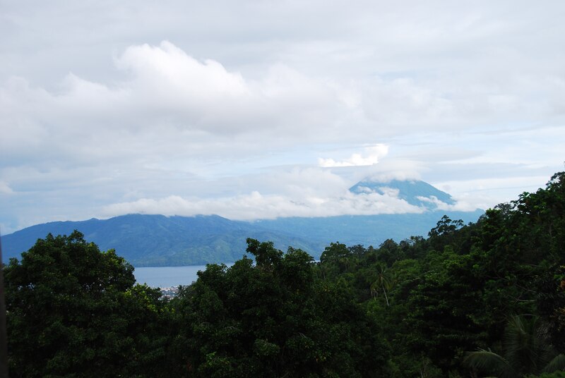 File:Uitzicht vanaf Gunung Ternate (Gunung Gamalama) op Ternate, KITLV 178093.tiff