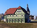 Teil der ehemaligen Buntweberei und Färberei C. G. Hoffmann, Lautex; Wohnhaus (Umgebinde, Haus A), Feuerwehrhaus (Haus S) und Wasserturm