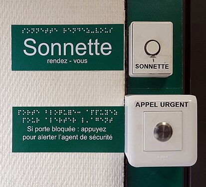 Instructions en braille et français dans une agence du Crédit Agricole (France)