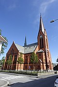 Vår Frelsers kirke Church (Nygotisk Halleland 1899) Johan Thorsens darvozasi Skåregata Haugesund Norvegiya 2020-06-08 Quyoshli tushdan keyin ko'k skey va boshqalar 09804.jpg