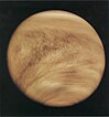 Eine Aufnahme der Venus vom Orbiter Pioneer-Venus 1 im ultravioletten Licht (Falschfarben) zeigt deutliche Y-förmige Wolkenstrukturen.