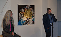 English: Vernissage to the 80th birthday of the painter Guido Zingerl in the Museum Gallery in Fürstenfeldbruck. Guido Zingerl during his speech of thanks. On the left side: Michaela Stögbauer (actress). Deutsch: Vernissage anlässlich des 80ten Geburtstages des Malers von Guido Zingerl in der Museums Galerie in Fürstenfeldbruck. Guido Zingerl während seiner Dankesrede. Auf der linken Seite: Michaela Stögbauer (Schauspielerin).