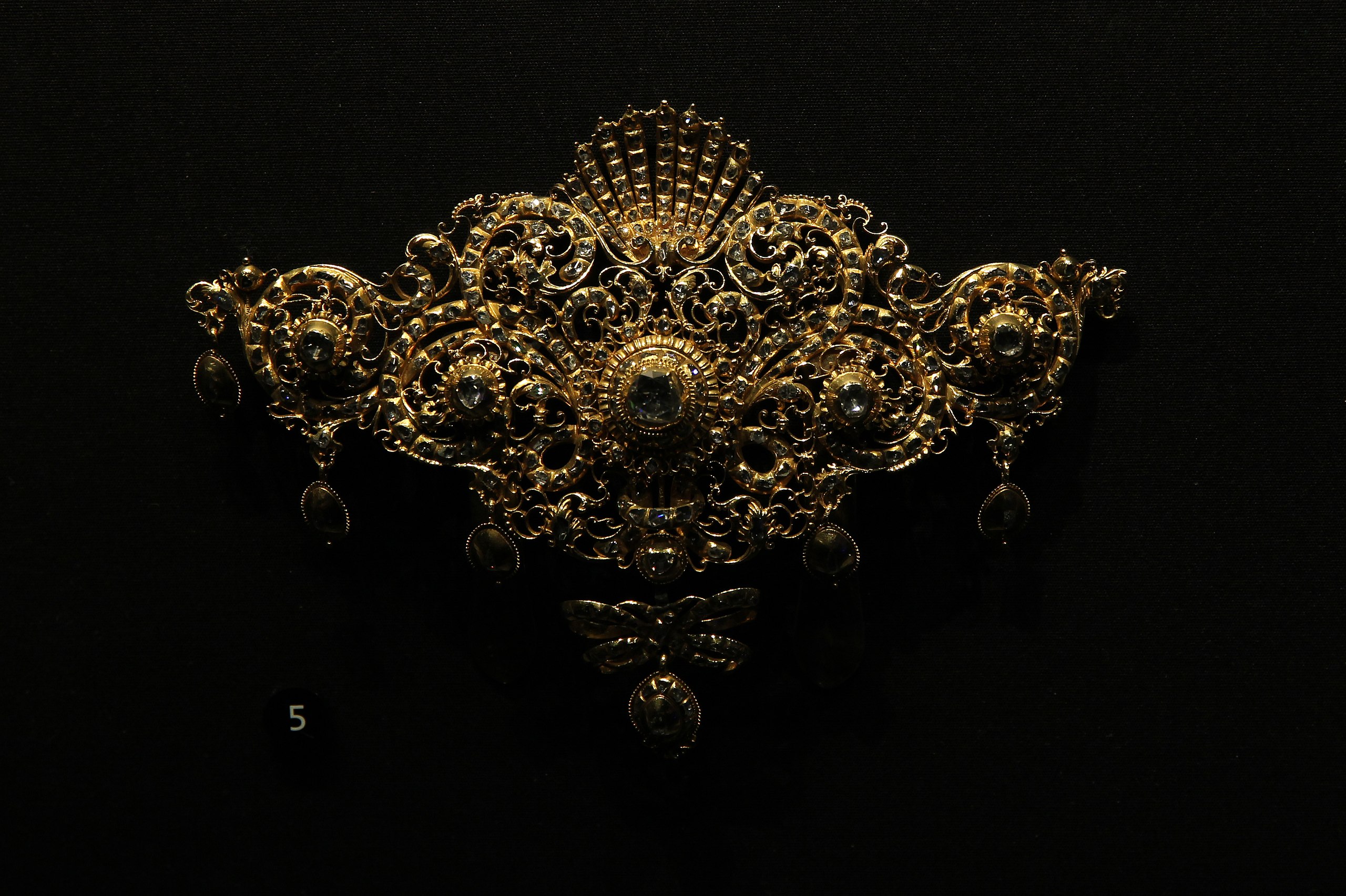 Victoria and Albert Museum Jewellery 11042019 Bodice ornament Gold