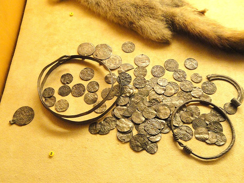 File:Viking age coin hoard from Sysma - 6 Islamic, 15 English, and 76 German coins, latest coin dates from 1006-1029 - National Museum of Finland - DSC04150.JPG