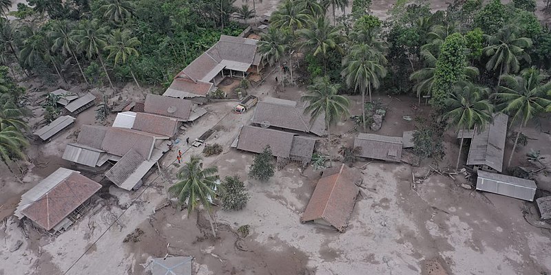 File:Villages buried in ash after the eruption of Mount Semeru.jpg