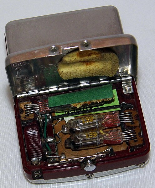 File:Vintage Beltone Mono-Pac Model M Melody Vacuum Tube (Body) Hearing Aid, 3 Sub-Miniature Tubes, Inside View, Made In USA, Circa 1950 (38987352591).jpg