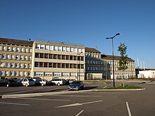 Fotografía del centro hospitalario de Vitry-le-François, visto desde su estacionamiento.