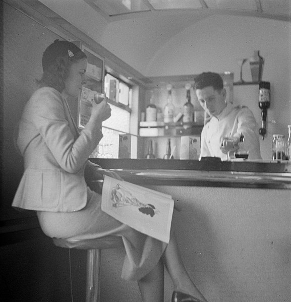 File:Vrouw aan bar (in de trein), Bestanddeelnr 255-9721.jpg