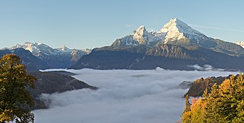 Le Watzmann, dans les Alpes de Berchtesgaden, en Bavière. Le Schönfeldspitze (Autriche) est à l'horizon, à droite du Funtenseetauern. (définition réelle 5 924 × 3 000)